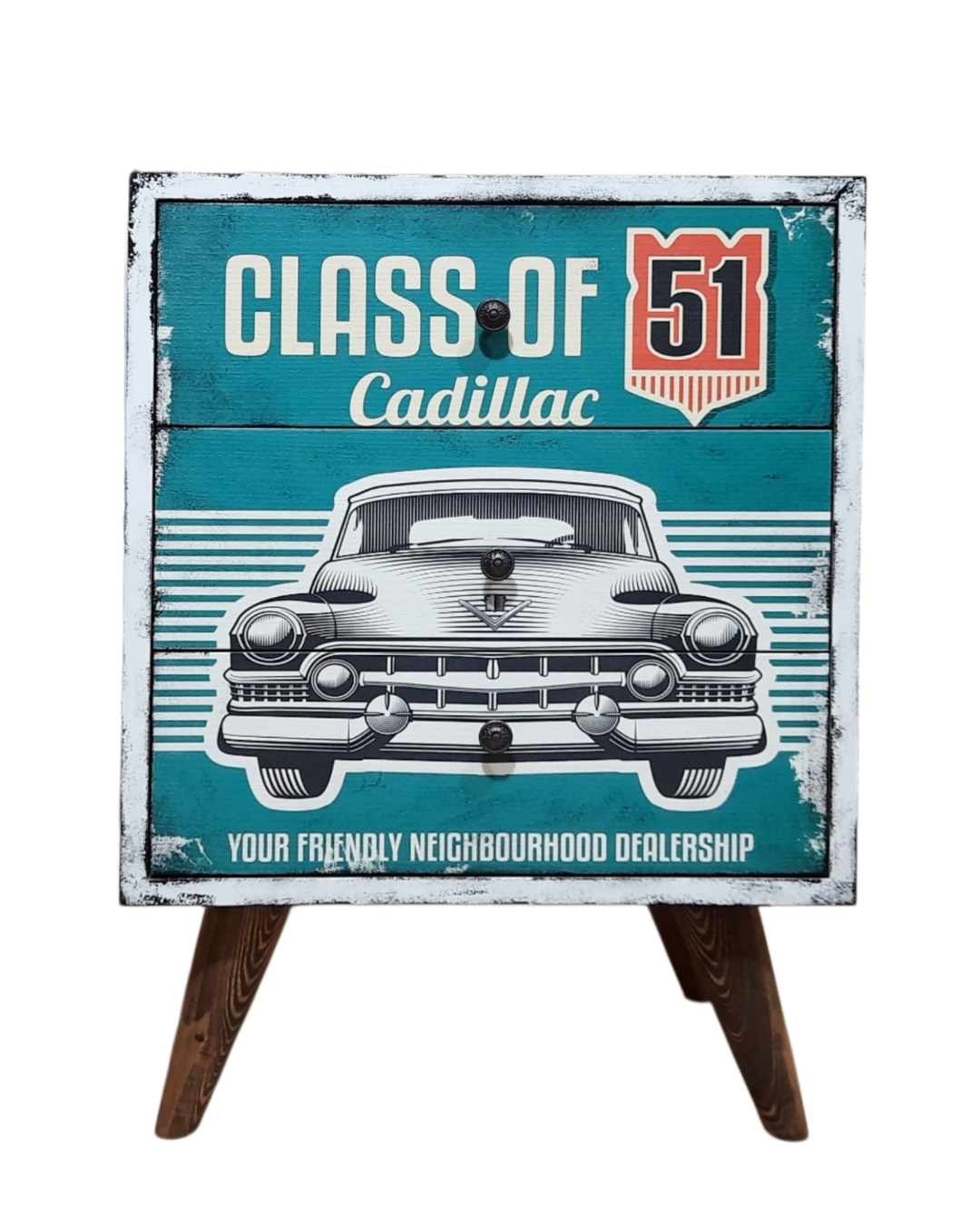 Class of ’51 Cadillac Temalı Vintage Komodin – Ön Görünüş El yapımı Class of ’51 Cadillac temalı vintage komodinin ön cephe görünümü
