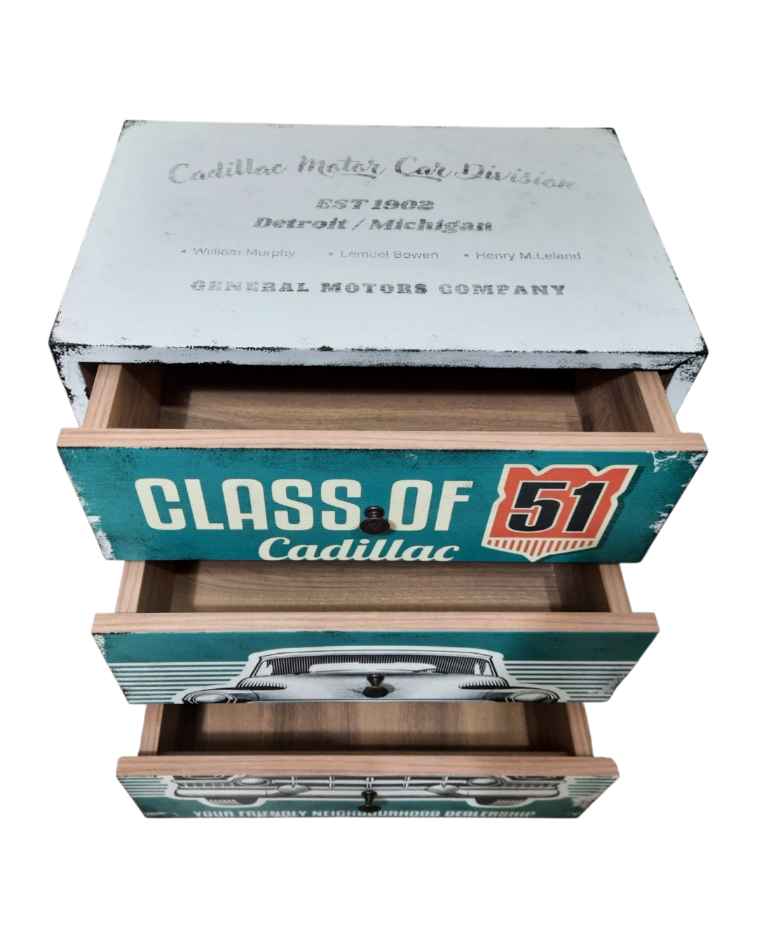 Class of ’51 Cadillac Temalı Vintage Komodin – Çekmeceler Açık Üst Görünüş El yapımı Class of ’51 Cadillac temalı vintage komodinin çekmeceleri açık üst görünüşü