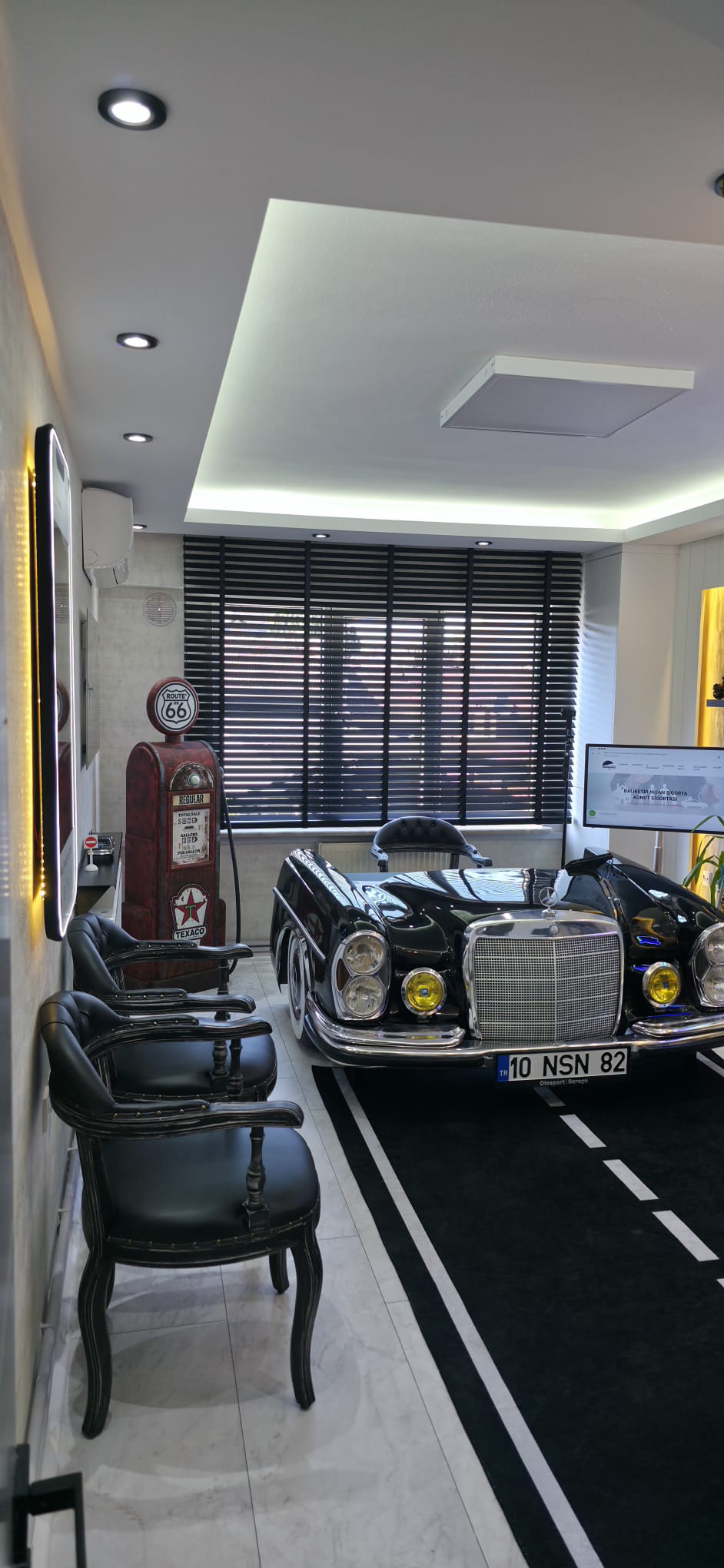 Görseli büyüt Wayne benzin pompası dolabı, Nisan Sigorta Balıkesir’de klasik otomobilin yanında